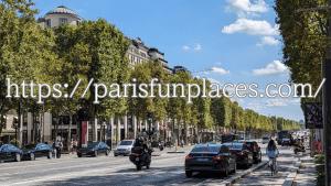 メトロ１号線Charles de Gaulle - Étoile駅から東へ徒歩1分でAvenue des Champs-Élyséesに行くことができます。