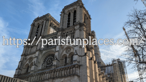 メトロ１号線Hôtel de Ville駅から南へ徒歩6分でCathédrale Notre-Dame de Parisに行くことができます。