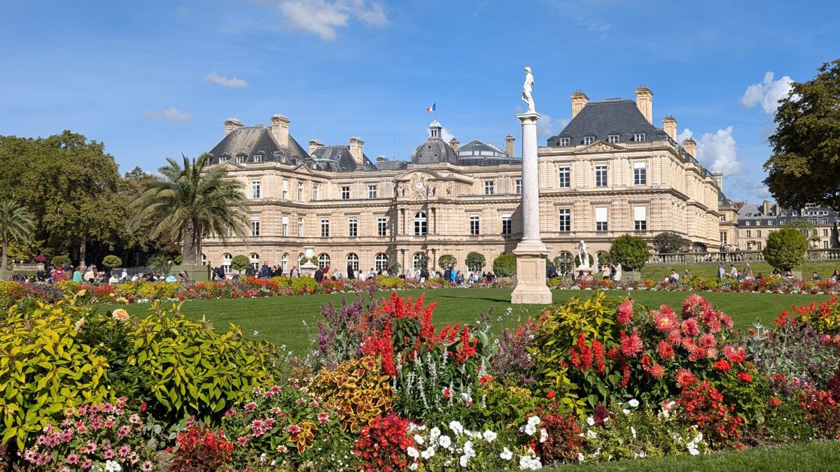 花壇に囲まれたリュクサンブール宮殿と公園