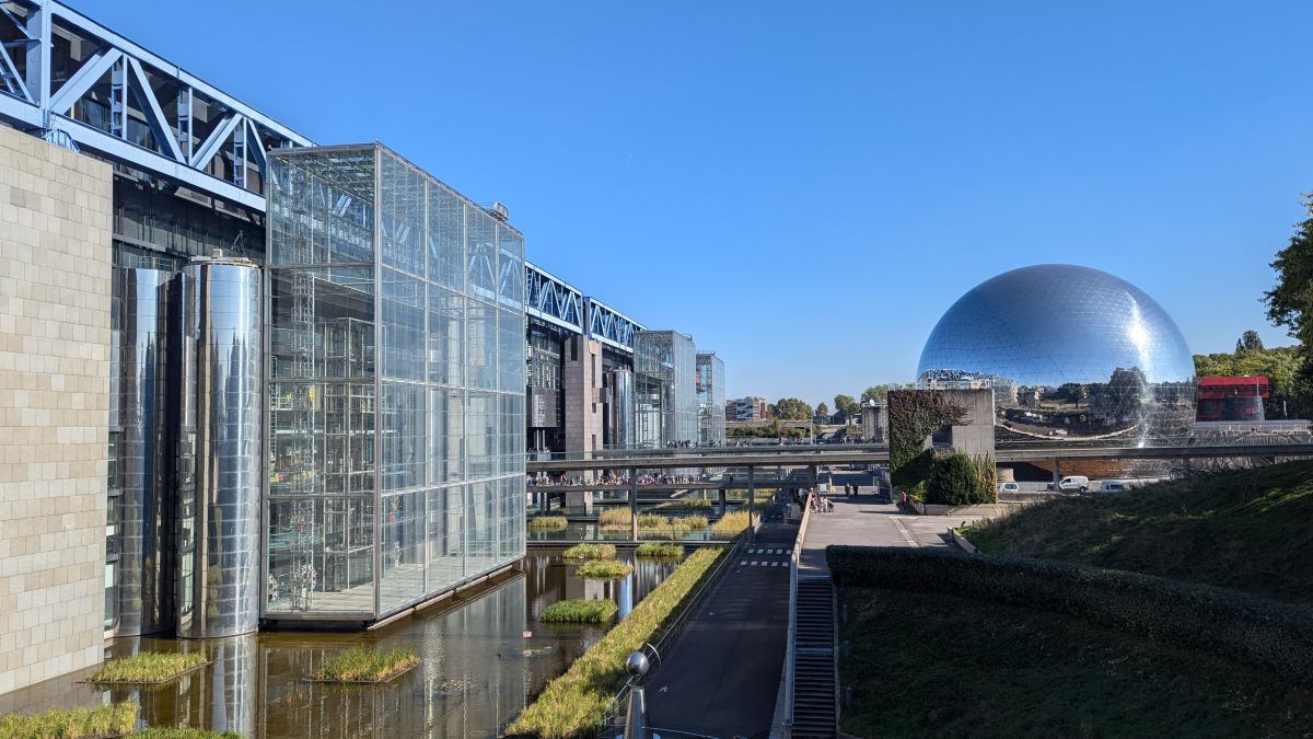 シテ科学博物館は小学校や幼稚園の見学で利用され、先生と児童で賑わいます。